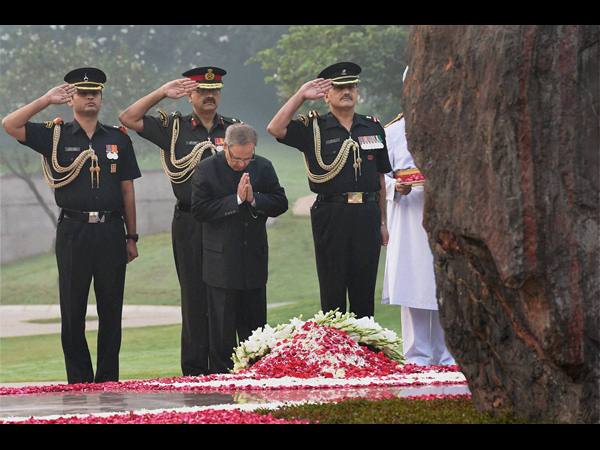 ఇందిరకు ప్రముఖుల నివాళి, ట్విట్టర్ ద్వారా మోడీ