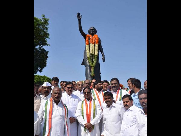  ఇందిరకు ప్రముఖుల నివాళి, ట్విట్టర్ ద్వారా మోడీ