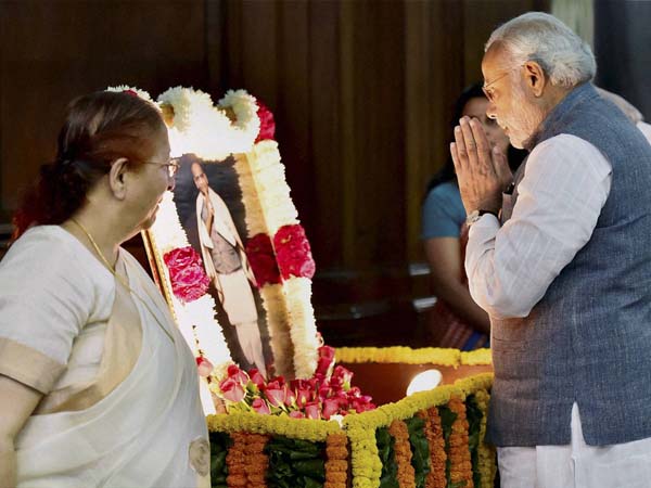 పటేల్ విగ్రహానికి ప్రధాని మోడీ నివాళులు