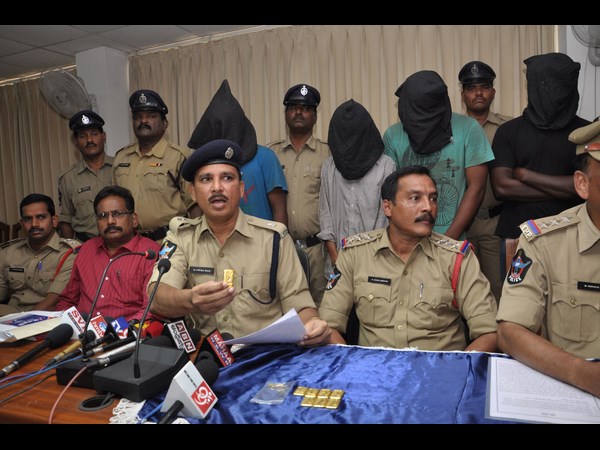 బంగారం దోపిడీ కేసు నిందితుల అరెస్టు 