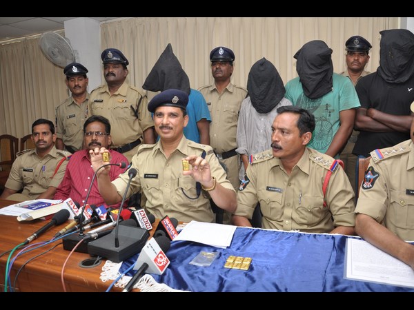  బంగారం దోపిడీ కేసు నిందితుల అరెస్టు 