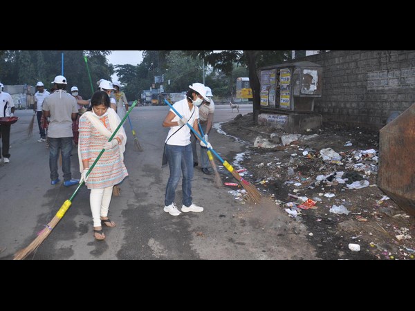  చీపురు పట్టిన అపోలో వైద్యులు, ఉద్యోగులు