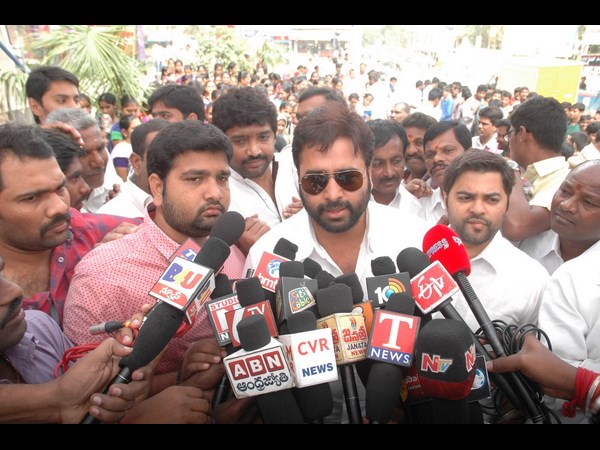 స్వచ్ఛ భారత్ కార్యక్రమంలో పాల్గొన్న నారా రోహిత్