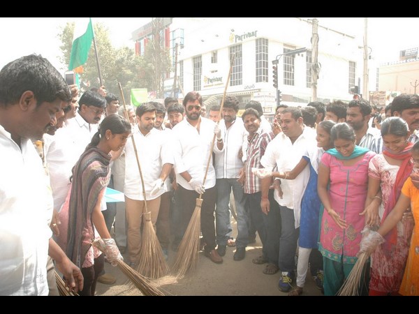 స్వచ్ఛ భారత్ కార్యక్రమంలో పాల్గొన్న నారా రోహిత్