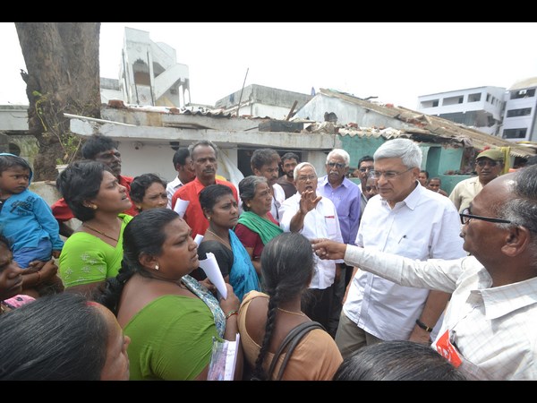 బాధితులతో కారత్