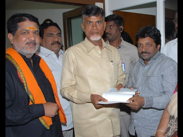 చెక్కులు చెక్కులు