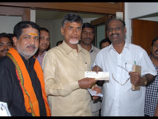 చెక్కులు చెక్కులు