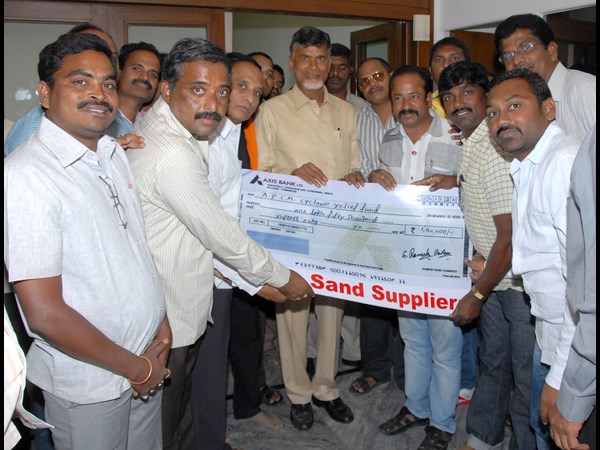 చెక్కులు చెక్కులు