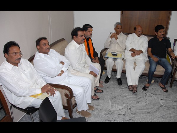 ఎమ్మెల్యేలతో.. ఎమ్మెల్యేలతో..