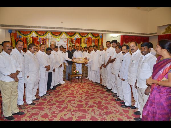 గవర్నర్‌తతో కెసిఆర్ ఇలా..