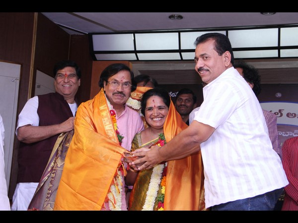 కొమరం భీం నేషనల్ అవార్డు అందుకున్న సుద్దాల అశోక్ తేజ