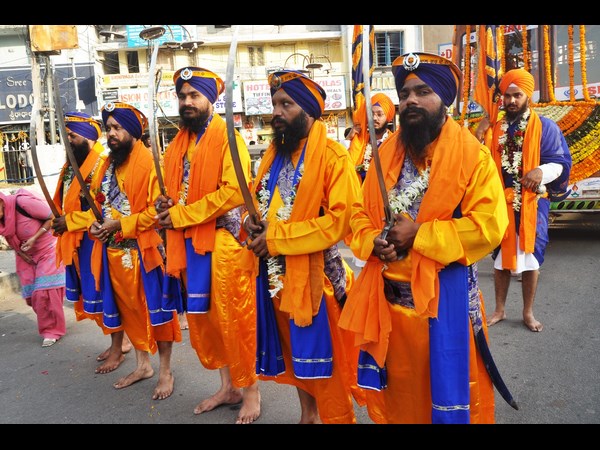 సికింద్రాబాద్‌లో కత్తులతో విన్యాసాలు చేసిన సిక్కులు 