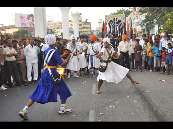సికింద్రాబాద్‌లో కత్తులతో విన్యాసాలు చేసిన సిక్కులు 