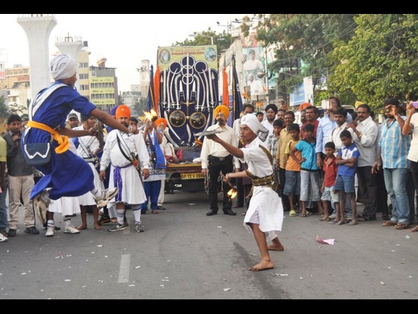 సికింద్రాబాద్‌లో కత్తులతో విన్యాసాలు చేసిన సిక్కులు 