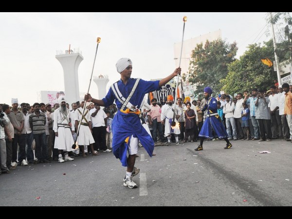 సికింద్రాబాద్‌లో కత్తులతో విన్యాసాలు చేసిన సిక్కులు 