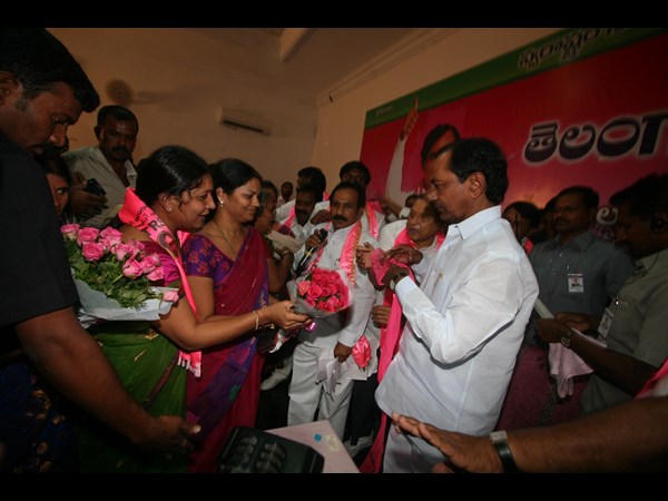 తెరాసలోకి