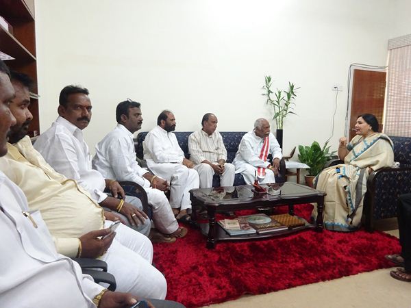  ఇప్లూ రేప్ కేసు: వీసితో బండారు దత్తాత్రేయ భేటీ