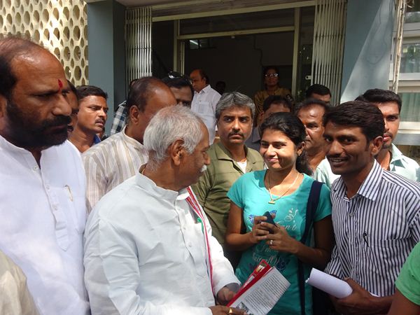  ఇప్లూ రేప్ కేసు: వీసితో బండారు దత్తాత్రేయ భేటీ