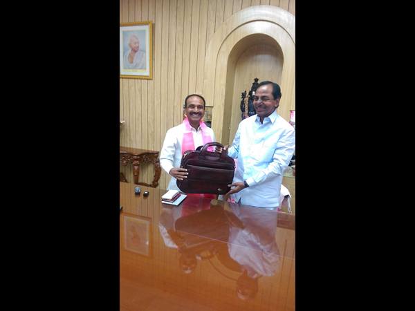 ఈటెలతో కెసిఆర్