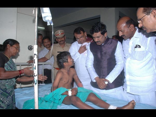 కాలిన గాయాలతో విద్యార్ధులు.. రాజయ్య పరామర్శ కాలిన గాయాలతో విద్యార్ధులు.. రాజయ్య పరామర్శ
