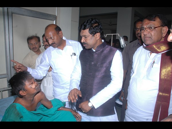 కాలిన గాయాలతో విద్యార్ధులు.. రాజయ్య పరామర్శ కాలిన గాయాలతో విద్యార్ధులు.. రాజయ్య పరామర్శ