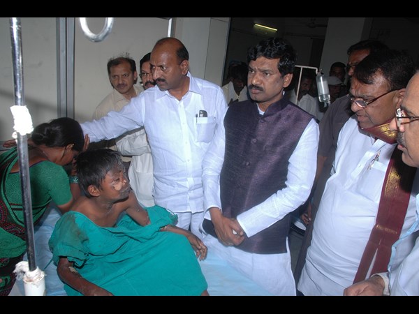 కాలిన గాయాలతో విద్యార్ధులు.. రాజయ్య పరామర్శ కాలిన గాయాలతో విద్యార్ధులు.. రాజయ్య పరామర్శ