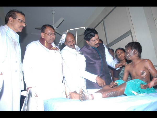 కాలిన గాయాలతో విద్యార్ధులు.. రాజయ్య పరామర్శ కాలిన గాయాలతో విద్యార్ధులు.. రాజయ్య పరామర్శ
