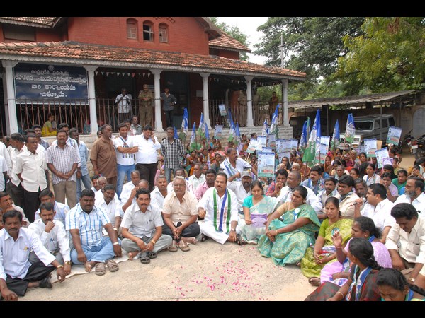 బాబుపై రాష్ట్ర వ్యాప్తంగా వైఎస్ఆర్‌‌సీపీ నిరసన