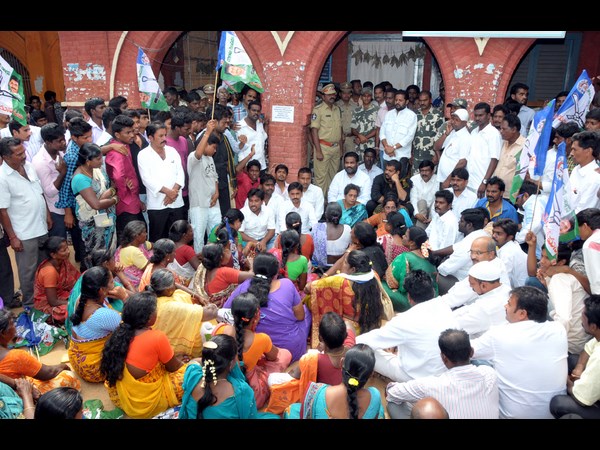  బాబుపై రాష్ట్ర వ్యాప్తంగా వైఎస్ఆర్‌‌సీపీ నిరసన