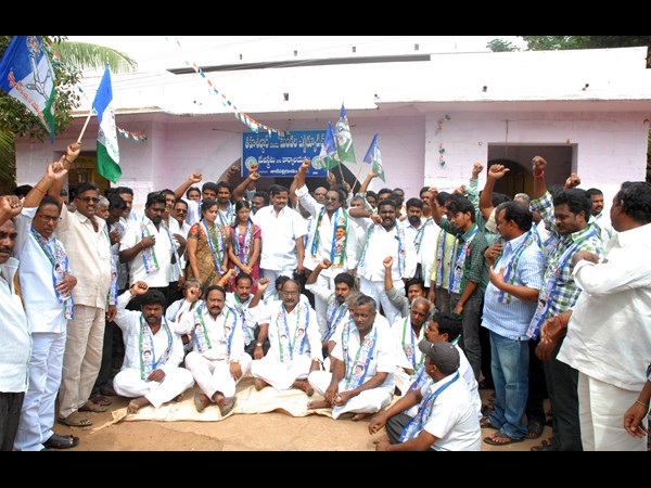 బాబుపై రాష్ట్ర వ్యాప్తంగా వైఎస్ఆర్‌‌సీపీ నిరసన