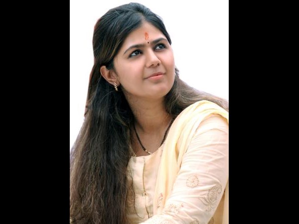 Mumbai woman who sold 'mangalsutra' to build toilet honoured Mumbai woman who sold 'mangalsutra' to build toilet honoured