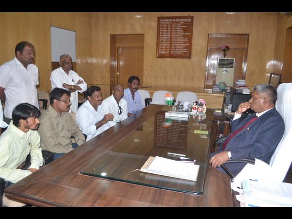 ఏయు వీసీతో విద్యార్థులు