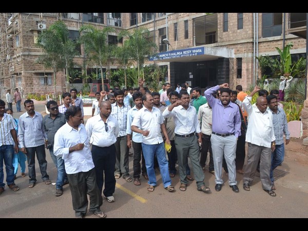 స్టాఫ్, విద్యార్థుల ఆందోళన