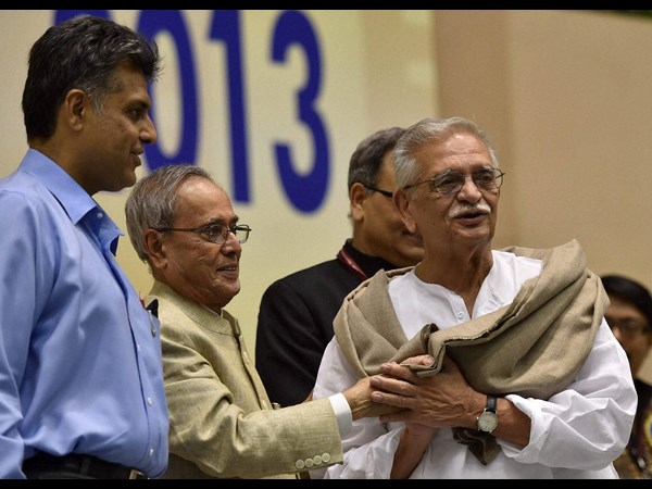 గుల్జార్‌కు గౌరవ డాక్టరేట్ ప్రదానం