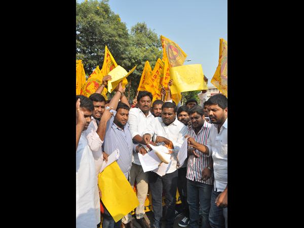 తెలంగాణ బడ్జెట్ ప్రతులను దహనం చేసిన టీఎన్ఎస్ఎఫ్
