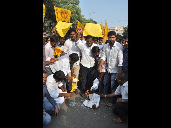  తెలంగాణ బడ్జెట్ ప్రతులను దహనం చేసిన టీఎన్ఎస్ఎఫ్