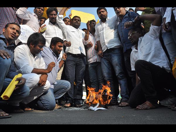 తెలంగాణ బడ్జెట్ ప్రతులను దహనం చేసిన టీఎన్ఎస్ఎఫ్