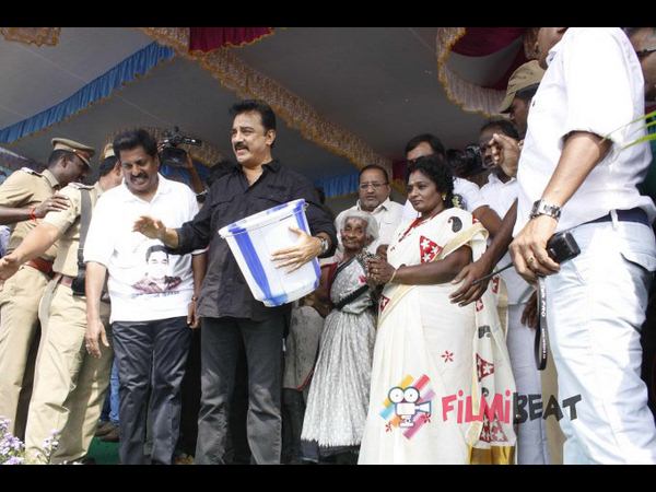 బకెట్ పట్టిన కమల్ హాసన్ బకెట్ పట్టిన కమల్ హాసన్