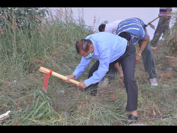 పార పట్టిన గవర్నర్