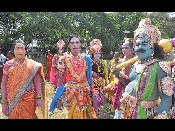 కళాకారులు ఇలా...