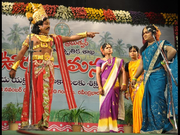 కళాకారులు ఇలా...