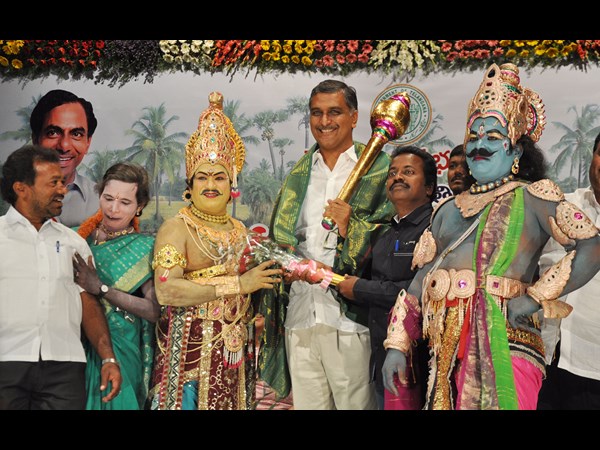 కళాకారులతో హరీష్ రావు ఇలా..