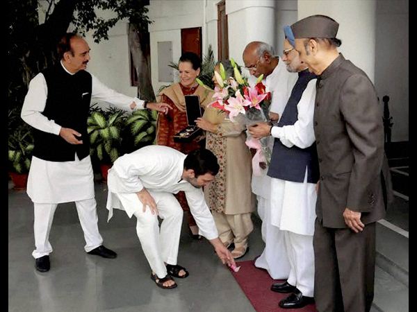 మన్మోహాన్ను అభినందించిన సోనియా, రాహుల్ మన్మోహాన్ను అభినందించిన సోనియా, రాహుల్