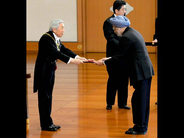 మన్మోహాన్ను అభినందించిన సోనియా, రాహుల్ మన్మోహాన్ను అభినందించిన సోనియా, రాహుల్