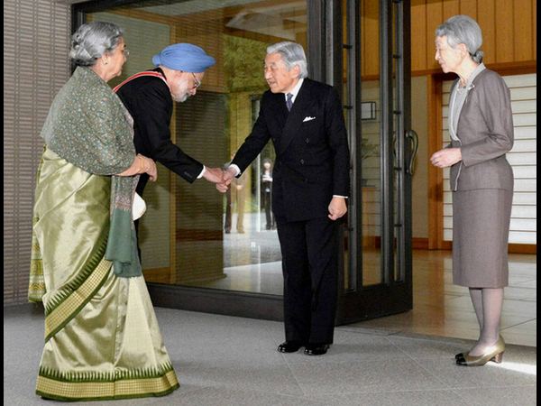 మన్మోహాన్ను అభినందించిన సోనియా, రాహుల్ మన్మోహాన్ను అభినందించిన సోనియా, రాహుల్