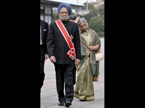 మన్మోహాన్ను అభినందించిన సోనియా, రాహుల్ మన్మోహాన్ను అభినందించిన సోనియా, రాహుల్