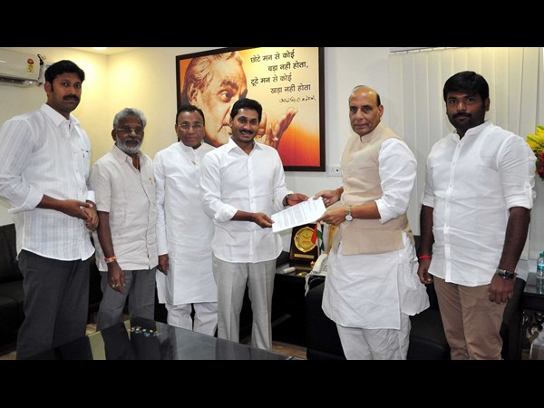 రాజ్‌నాథ్‌తో జగన్ భేటీ