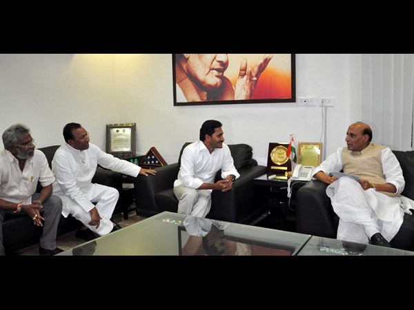 రాజ్‌నాథ్‌తో జగన్ భేటీ