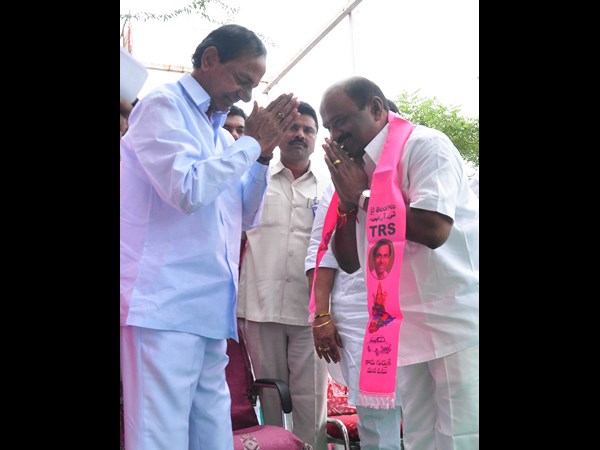ధర్మారెడ్డి, కేసీఆర్ పరస్పరం అభివాదం