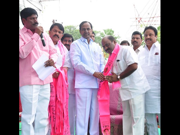 ధర్మారెడ్డికి పార్టీ కండువా కప్పుతున్న కేసీఆర్